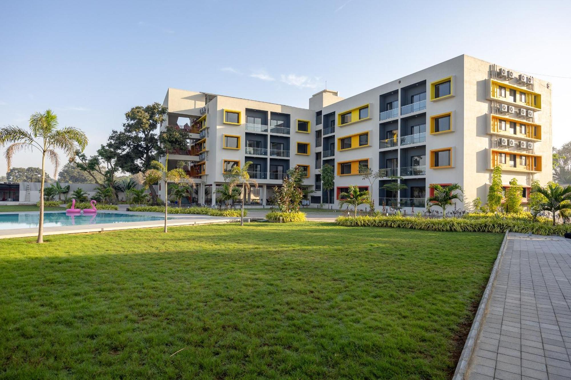 Saavi Suites Daman Exteriér fotografie